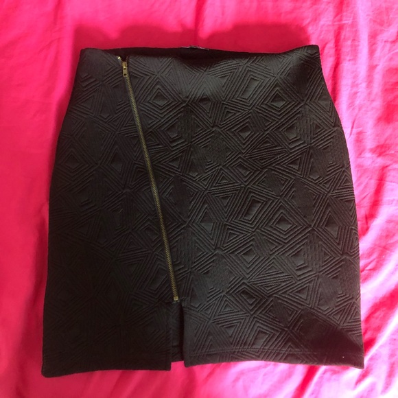 Black Mini Skirt with Zipper in Front - Picture 2 of 3